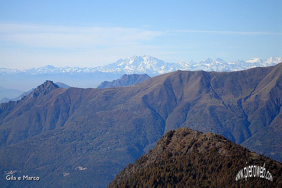 04 Sullo sfondo il gruppo del M Rosa e il Cervino.jpg